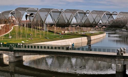 Disfruta de un paseo junto al río en Madrid Río