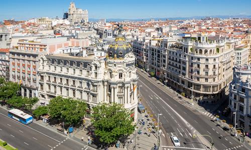 Admire the architecture in Gran Vía Admire the architecture in Gran Vía