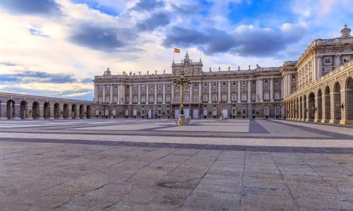 Go to the best-known landmarks of Madrid