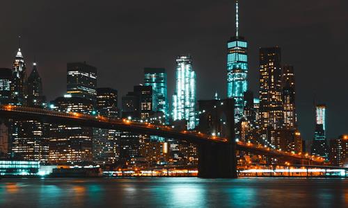 Vista panorámica de la Gran Manzana durante la noche - Tiqy