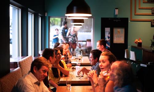 Personas Comiendo en un Restaurante Casco Viejo