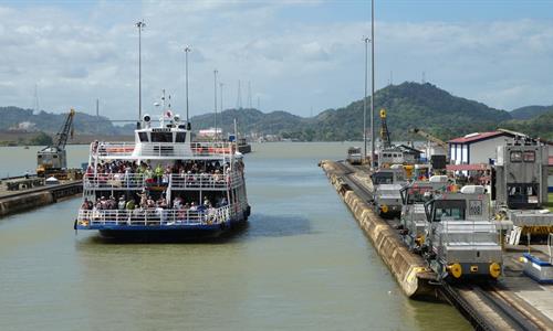 Barco Turístico Haciendo el Tránsito por el Canal de Panamá