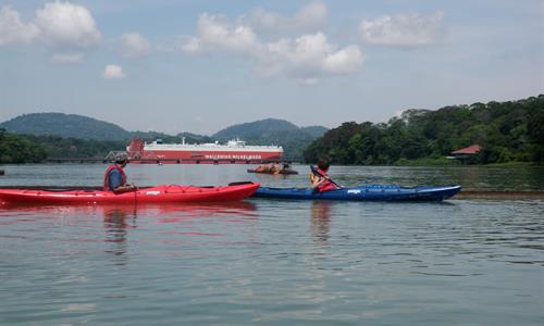 Vistas del Canal de Panamá desde el Tour de Kayak