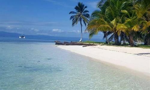 Agua Cristalina en una Isla de San Blas Panama