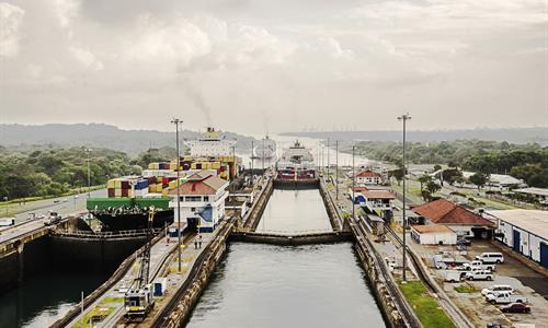 Vista del Canal de Panamá desde un Barco