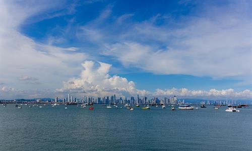 Vista del Horizonte de la Ciudad de Panamá desde un Catamarán