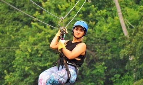 Turista haciendo el Tour de Canopy en Gamboa