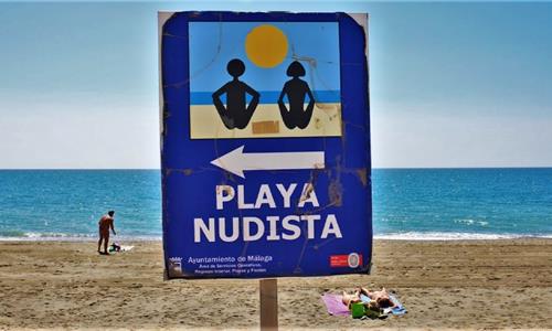 Letrero de Playa Nudista en Campo del Golf