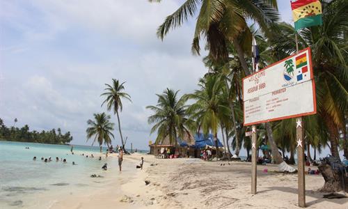 Mar Caribe entre Panamá y Colombia, pero más cerca de Panamá.