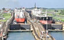 Los barcos pasando por el Canal de Panama en Centro de visitantes de Miraflores