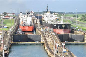 Los barcos pasando por el Canal de Panama en Centro de visitantes de Miraflores