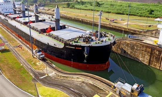 Uno de los Barcos que Transitan a Diario por el Canal de Panamá