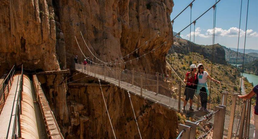 couple posing for the photo - tiqy, Caminito del Rey and Old San Antonio