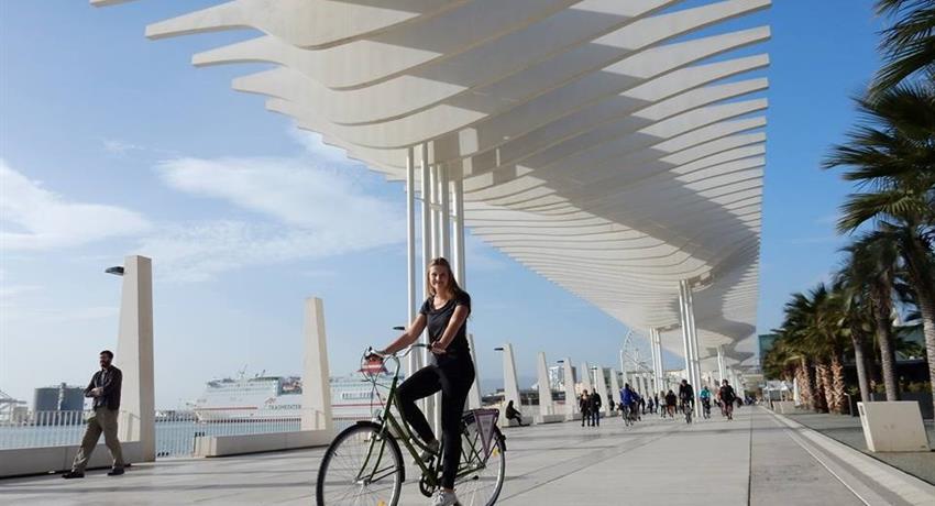 city bike tour girl with her bike, Recorrido en Bicicleta por Málaga