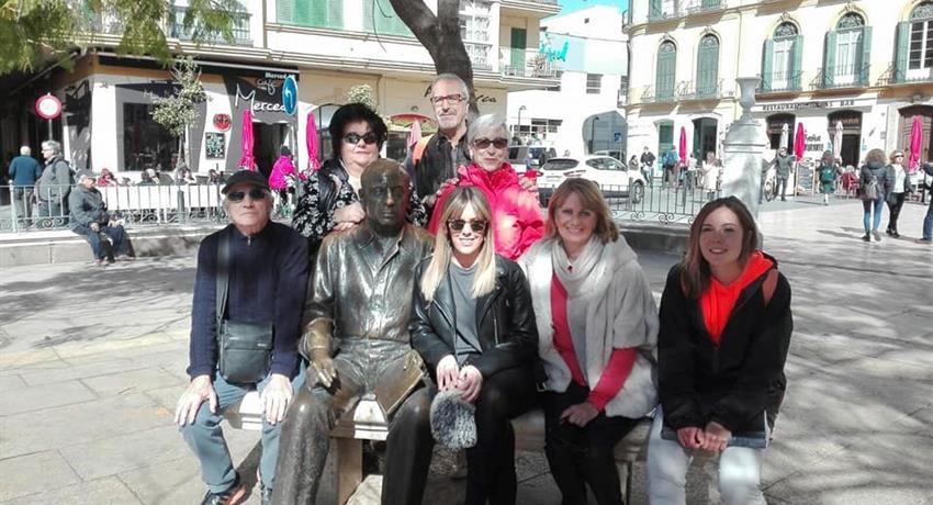 Sit with Picasso Statue, Tour de Málaga al Completo