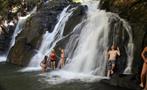 Atherton Tablelands Waterfalls Cairns girls, Excursión de un Día a las Cascadas de Atherton Tablelands en Cairns