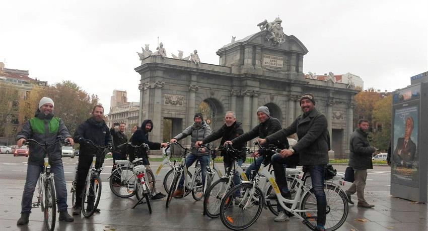 Big group exploring Madrid - tiqy, Essential Madrid Bike Tour 