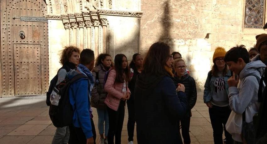 Guide explaining the history - tiqy, Essential Valencia Walking Tour