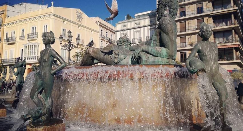 starting point in Plaza de la Virgen - Tiqy, Free Tour of the Classical Valencia