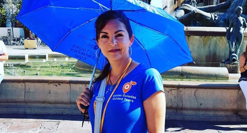 Local guide with a blue umbrella in front - tiqy, Free Tour de la Valencia Clásica