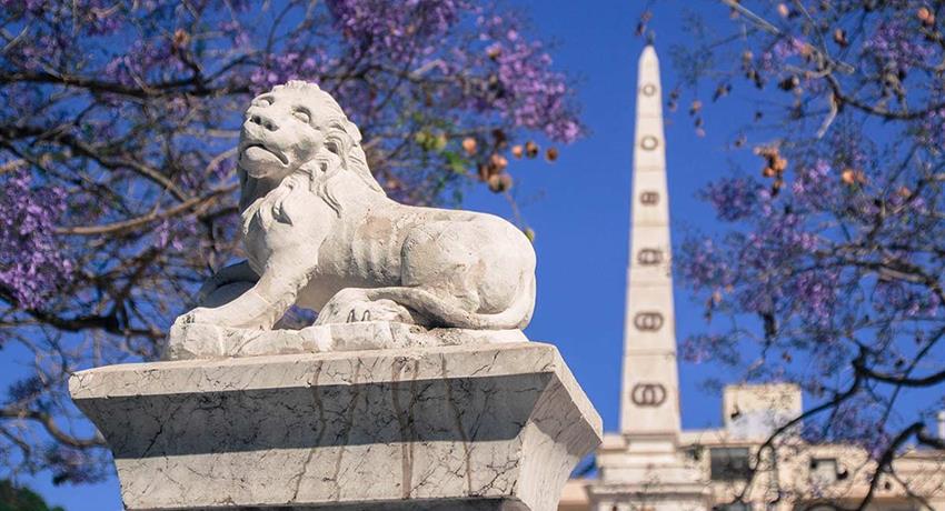 statue of a lion - tiqy, Tour Gratuito a Pie en Málaga