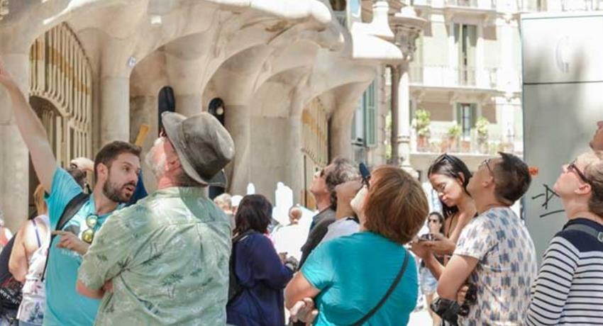 Gaudí Free Walking Tour tiqy, Tour a Pie Gratuito de Gaudí