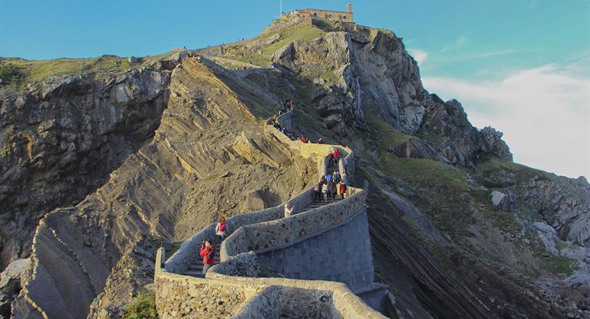 more than 200 steps to get the top  - tiqy, Excursión a Gaztelugatxe