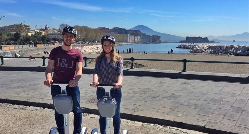 Couple enjoying the tour in Naples, Recorrido en Segway por la Ciudad
