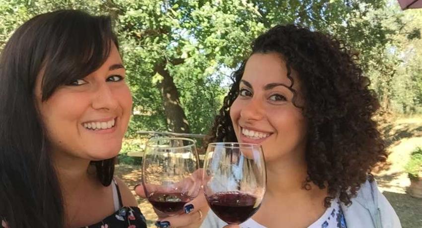 wine tour happy girls, Tour de Cata de Vino de Medio Día