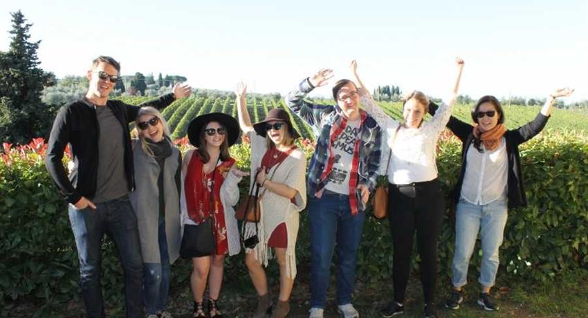 wine tour group of people, Tour de Cata de Vino de Medio Día