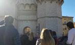 guide explaining the history of Torre de Serranos, Free Tour Histórico