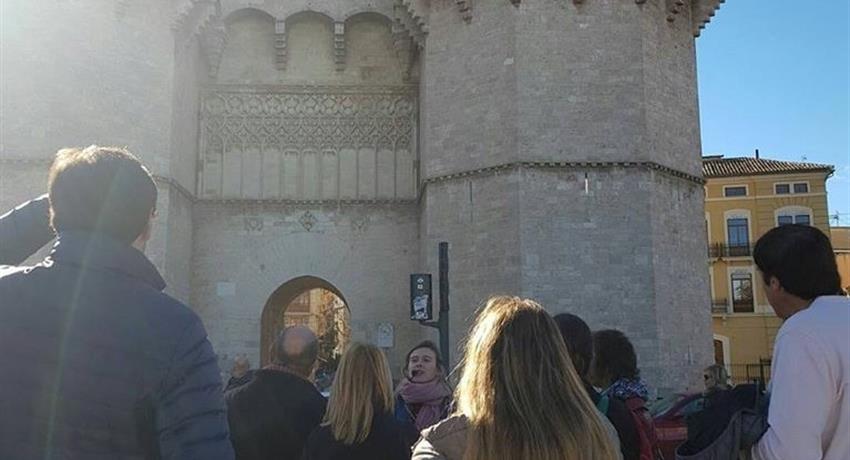 guide explaining the history of Torre de Serranos, Historic Free Tour