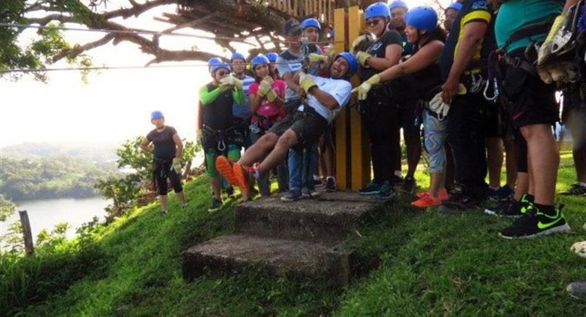 Big group cheering to do canopy - tiqy, Tour de Canopy en el Lago Gatún
