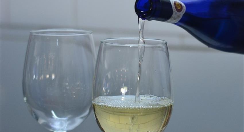 white wine tasting - tiqy, Recorrido de Vinos en Madrid