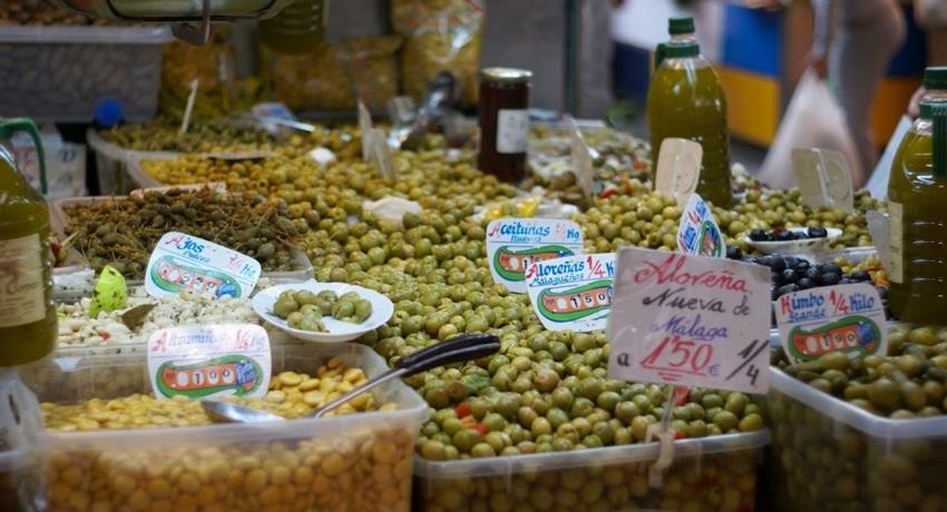 fresh olives in the market - tiqy, Málaga: Caminata y Degustación