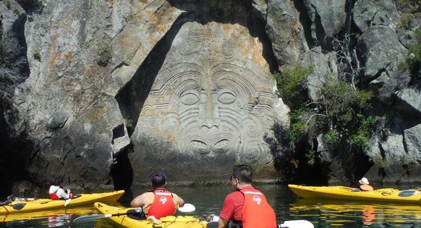 kayak tiqy, Tour de Roca Tallada en Mine Bay