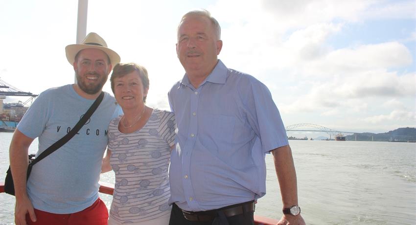 Happy family doing the tour - tiqy, Tránsito Parcial por el Canal de Panamá