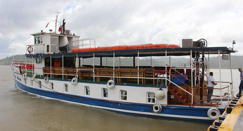 Ferry for the tour - tiqy, Tránsito Parcial por el Canal de Panamá