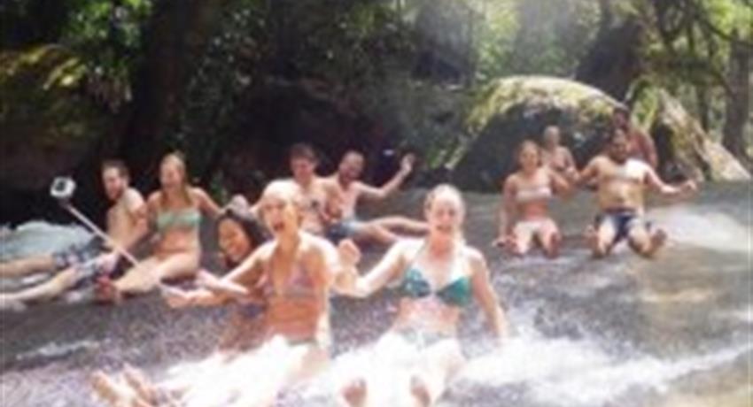 Rainforest Tours Cairns  Josephine Falls rocks, Recorrido en la Selva Tropical de Cairns