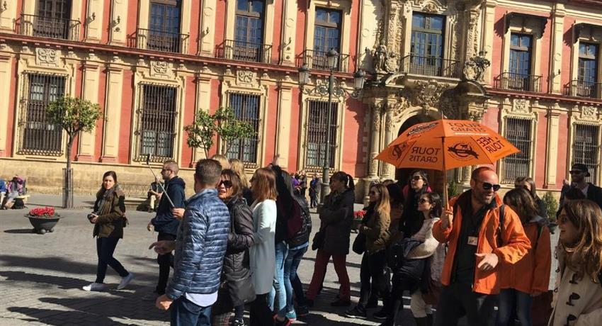 Walking Tour - Combo Pancho, Recorrido a El Alcázar Real y La Catedral 