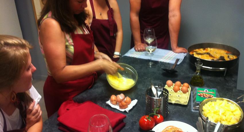 Learning how to cook paella - Tiqy, Spanish Cooking Class