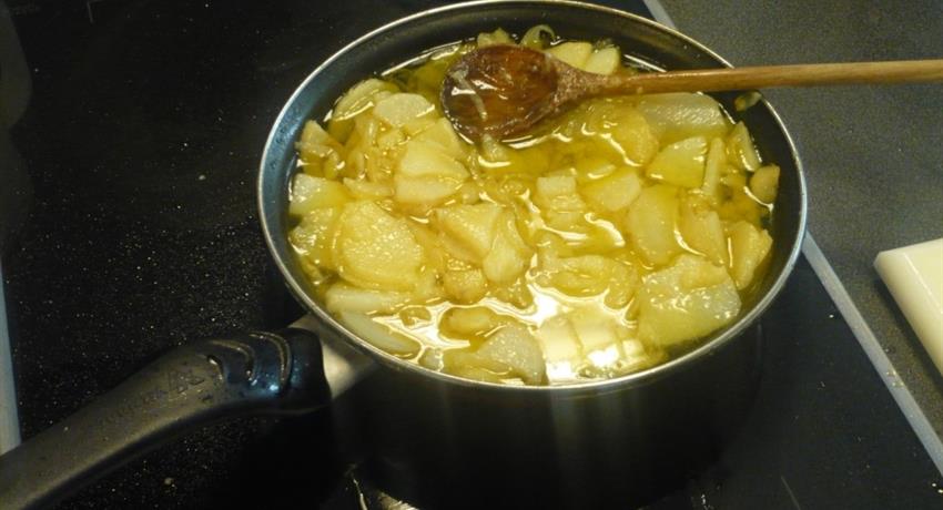 boiling potatoes in class - Tiqy, Spanish Cooking Class