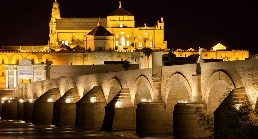 VISITA_GUIADA_CORDOBA_NOCHE_, Caminata Nocturna: Historia de Córdoba